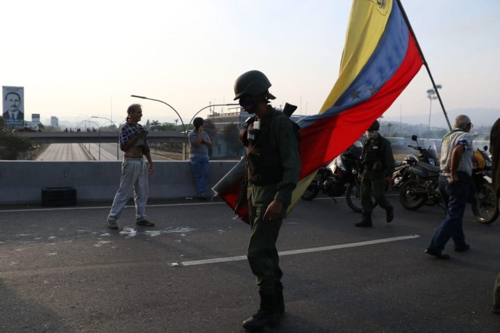 Soldado con la bandera