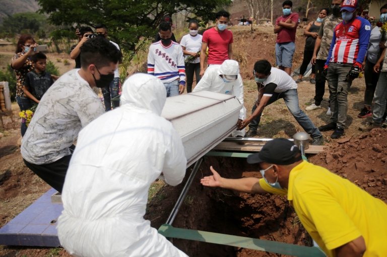 Funeral de la víctima de covid-19 en Honduras.