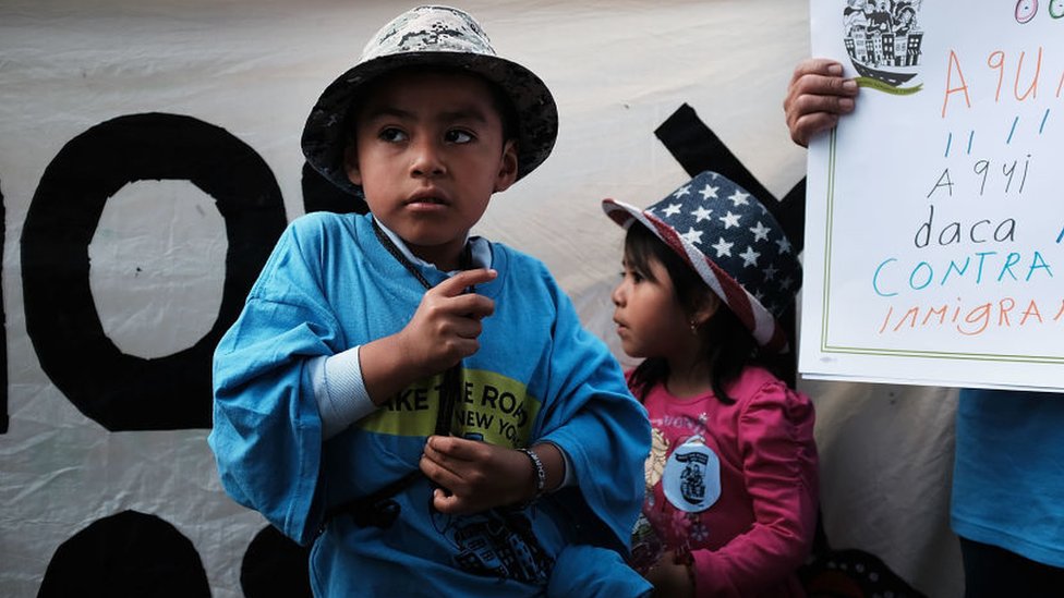 Unos niños participan en una protesta pro inmigración en EEUU