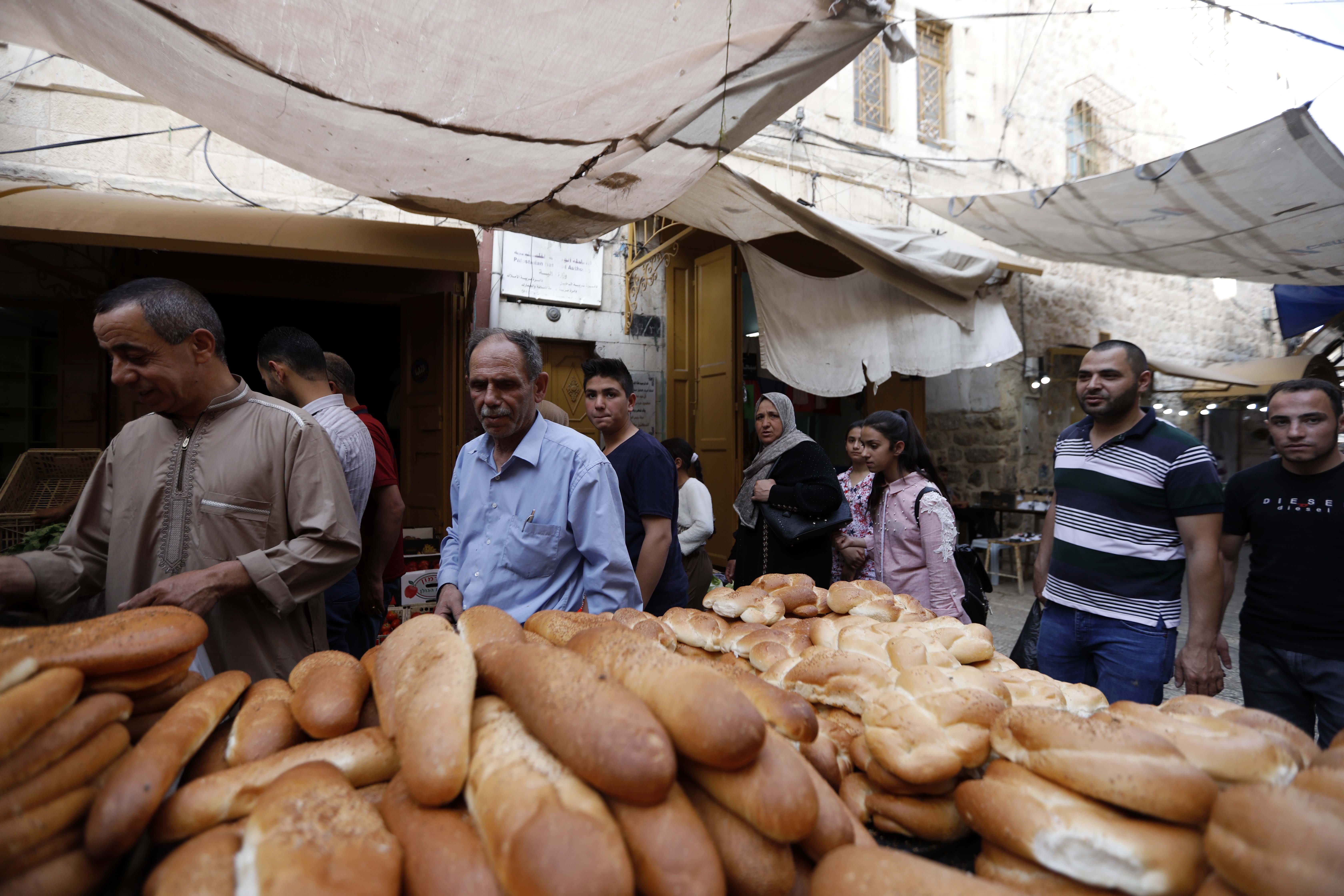 Stall selling bread at a market in the West Bank city of Hebron (22 May 2019)
