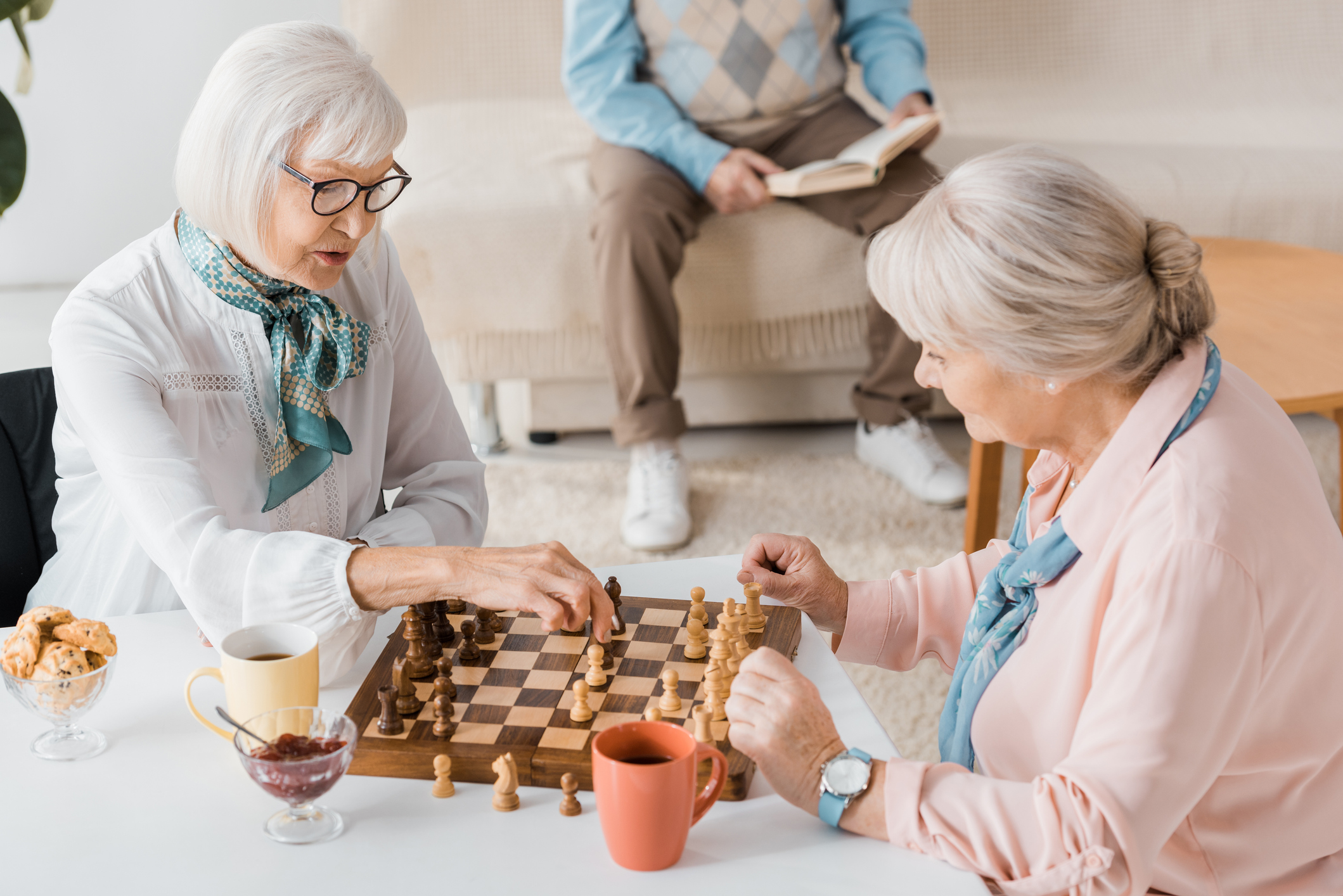 Dos adultos jugando ajedrez