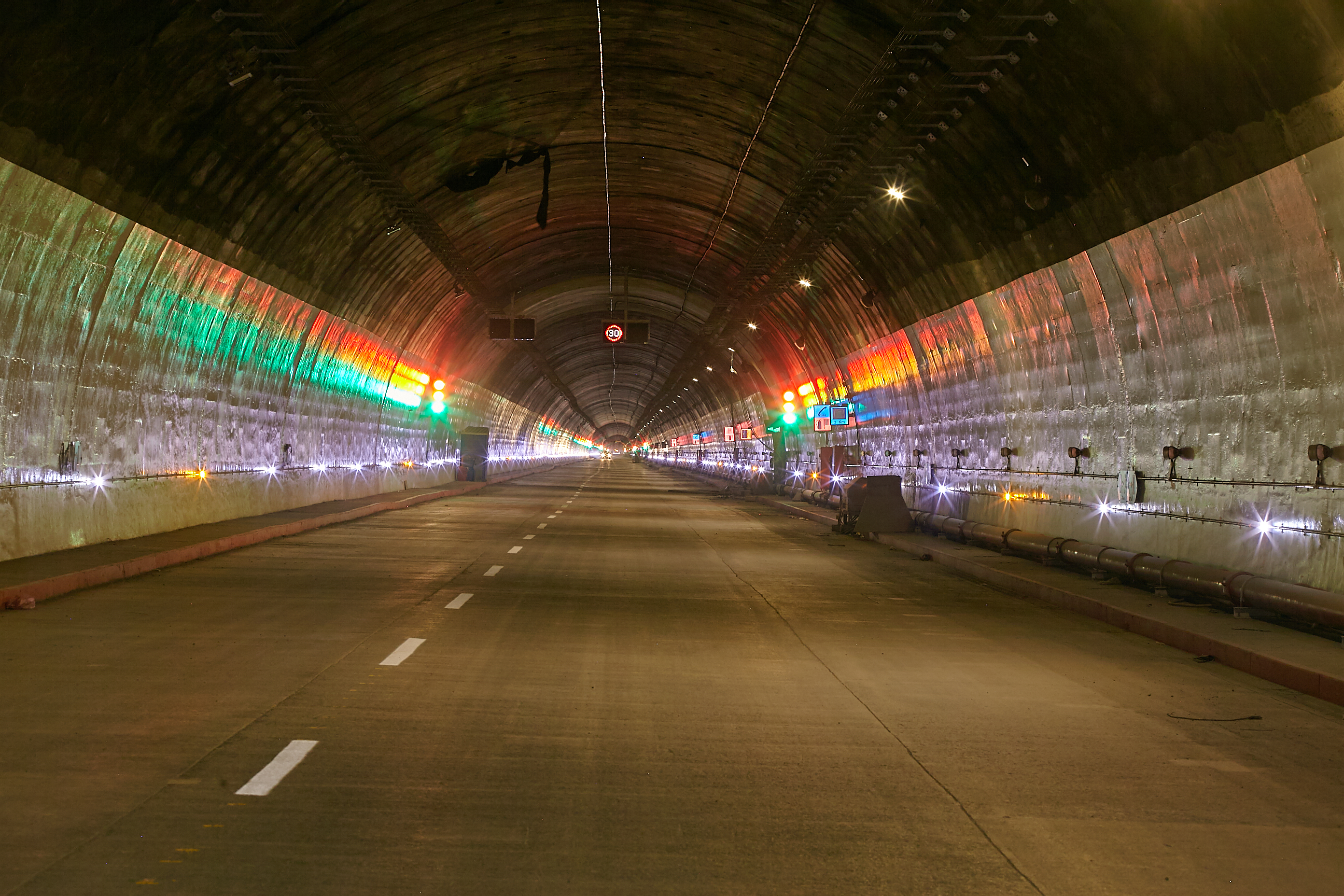 Entrada al túnel de la Línea