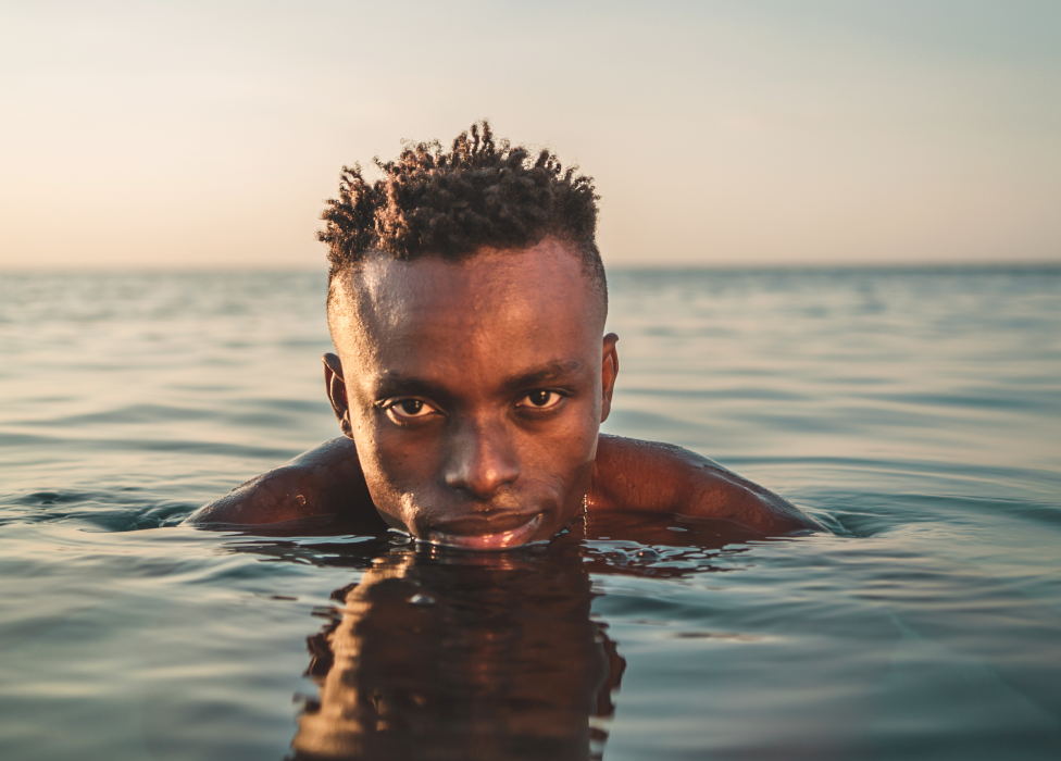 Foto von Chris Obehi im Meer