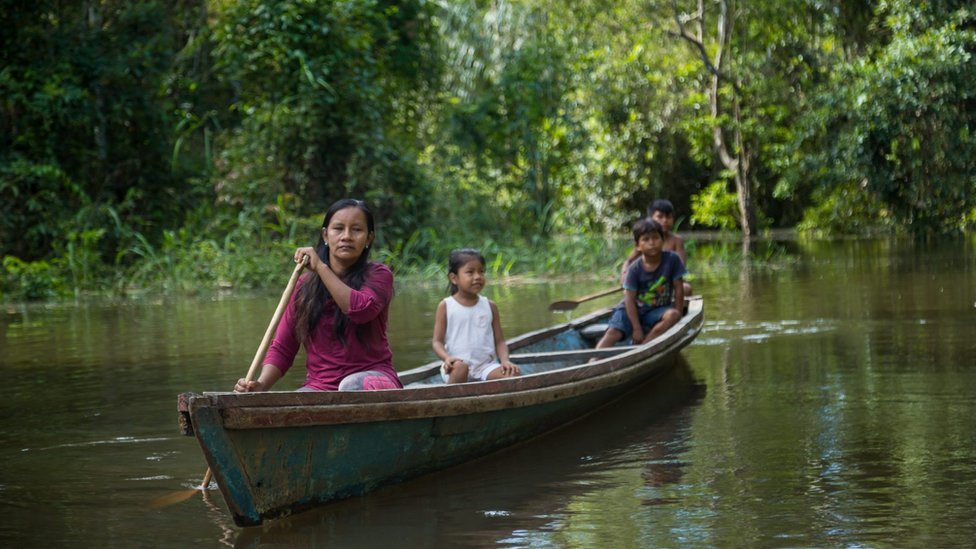 Liz Chicaje en una barca en el Amazonas peruano