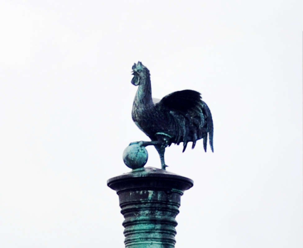 A statue of a cockerel atop the Algerian cannon currently in Brest