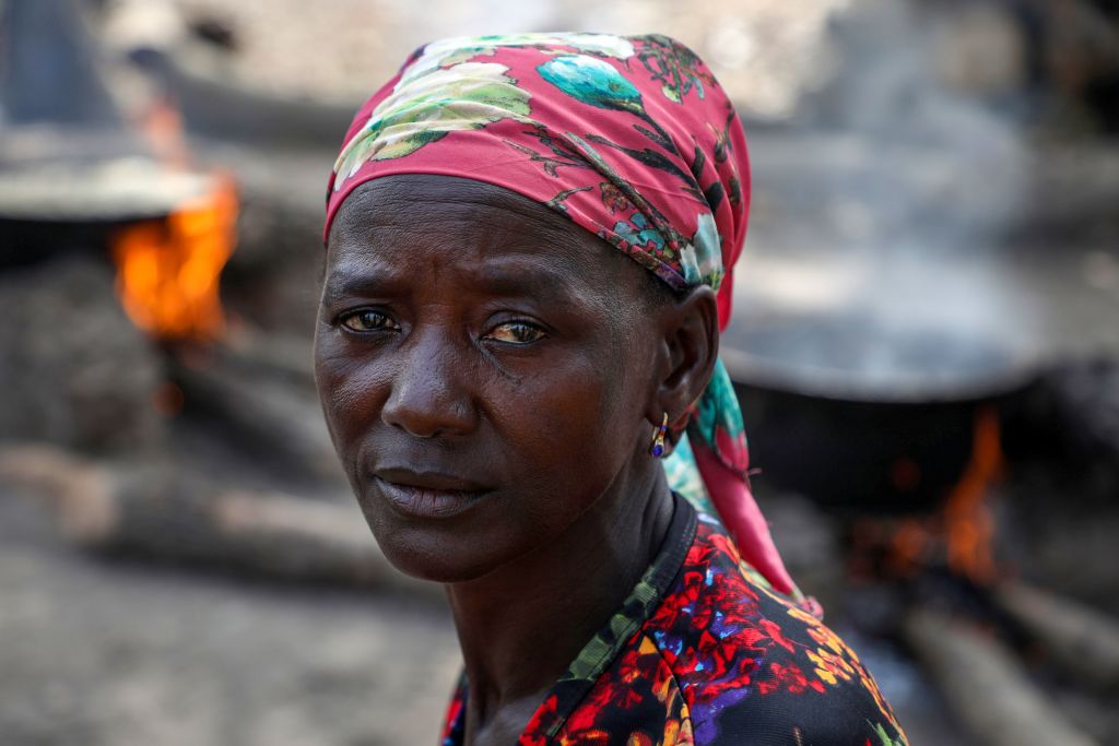 Ladi Kodi sitzt neben ihrem Geschäft mit schwarzer Seife in Nigeria 