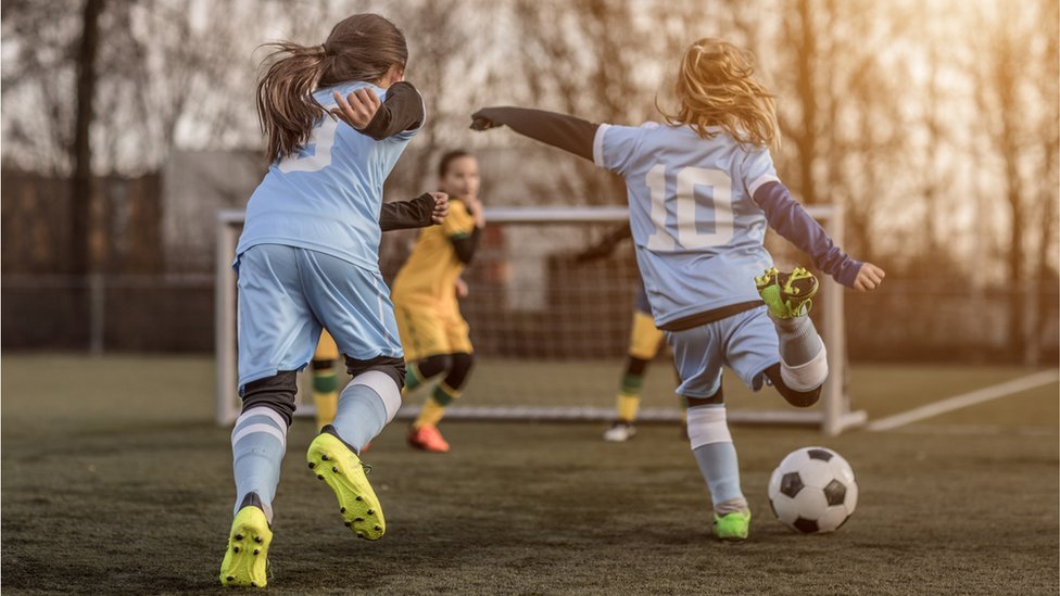 Kinder spielen Fußball