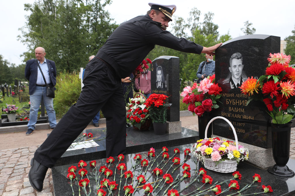 Un militar asiste a un evento conmemorativo.