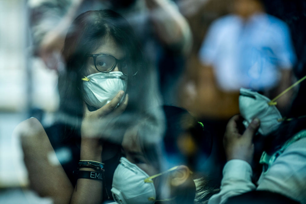 Una mujer en Latinoamérica con una mascarilla