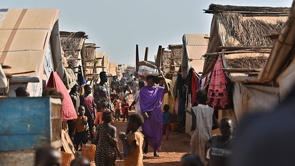 South Sudan rivals Salva Kiir and Riek Machar strike unity deal - BBC News