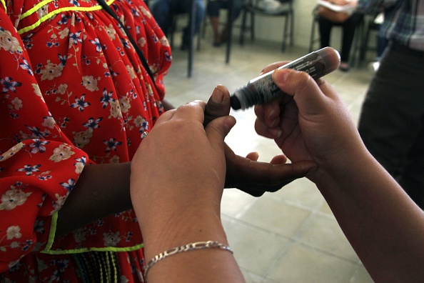 Mujer votando en México