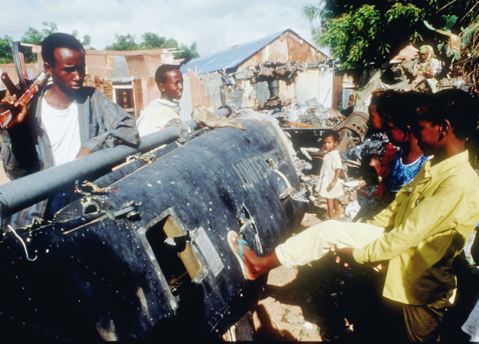 Kinder spielen im Dezember 1993 in Mogadischu, Somalia, mit den Trümmern eines US-amerikanischen Black Hawk-Hubschraubers