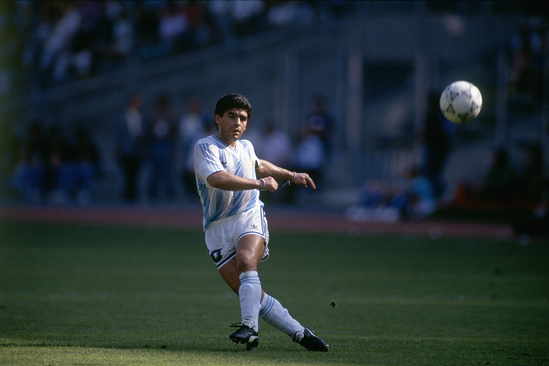 Diego Maradona (Argentina) durante un partido de octavos de final de la Copa Mundial de la FIFA 1990 contra Brasil.  Argentina ganó 1-0.  (Foto de RENARD eric / Corbis a través de Getty Images).  24 de junio de 1990