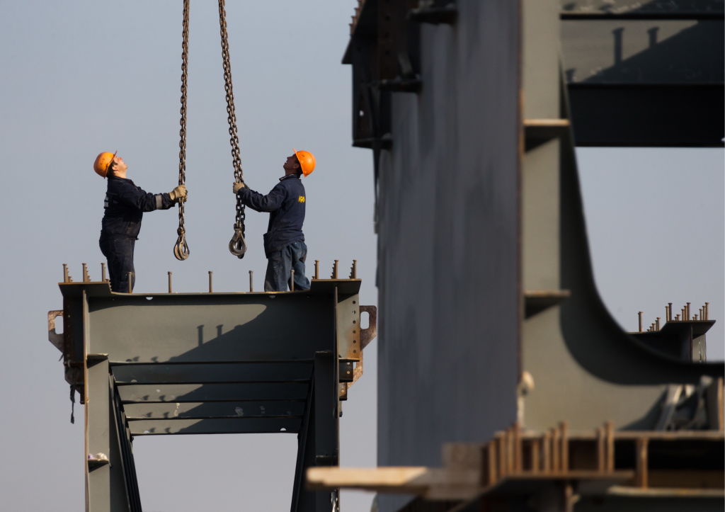 Dos trabajadores en la contrucción de un puente