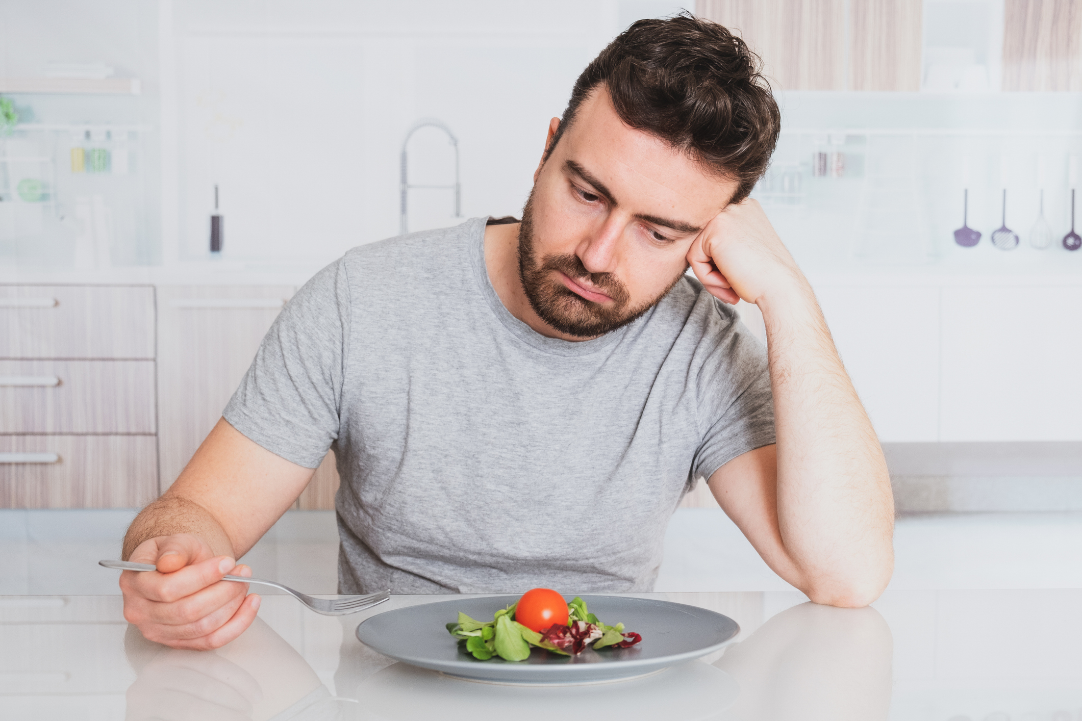 Hombre con un plato de comida