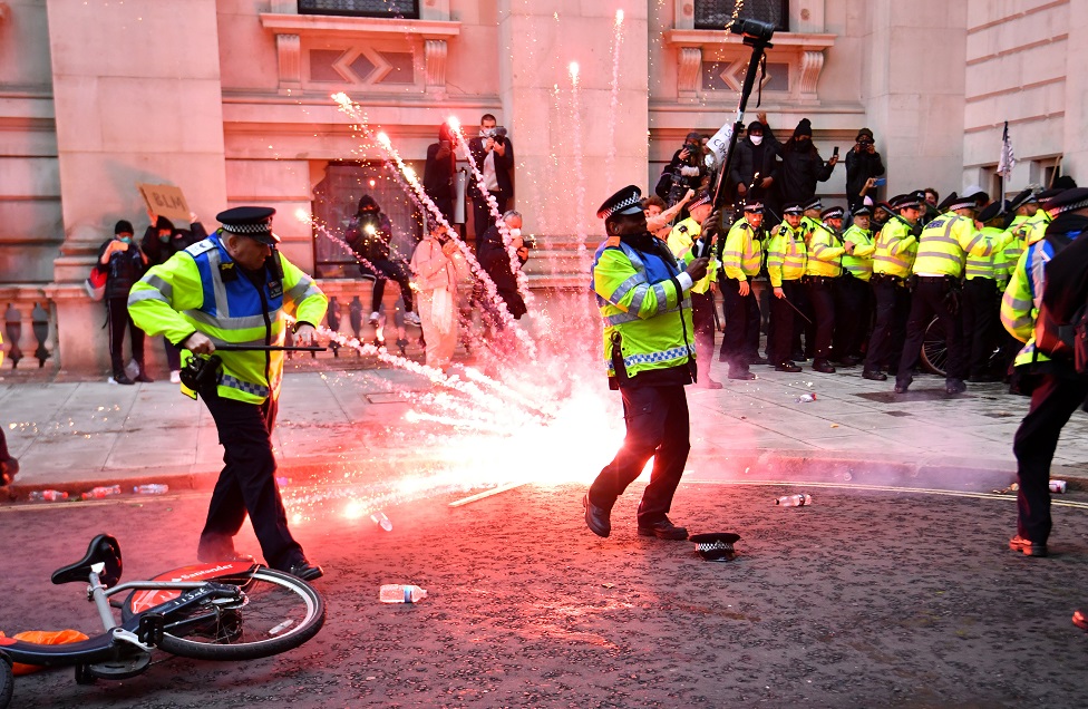 Met Police Assaults Attacks On Officers Up 40 During Lockdown Bbc News