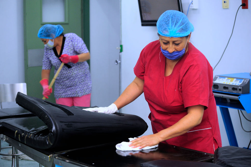 Dos mujeres están limpiando en un hospital. 