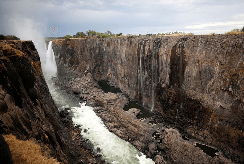 Фотография водопада Виктория в Зимбабве в декабре 2019 года - иссякает