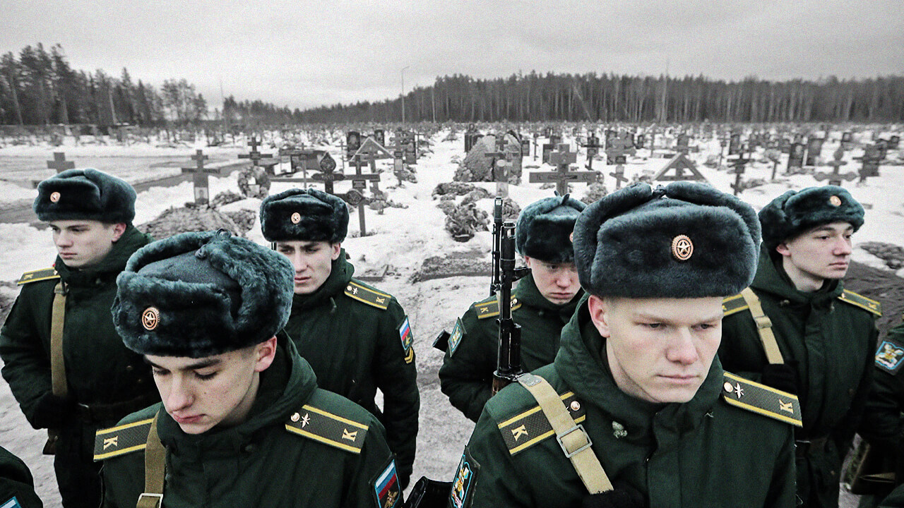 Фотография российских солдатов на кладбище