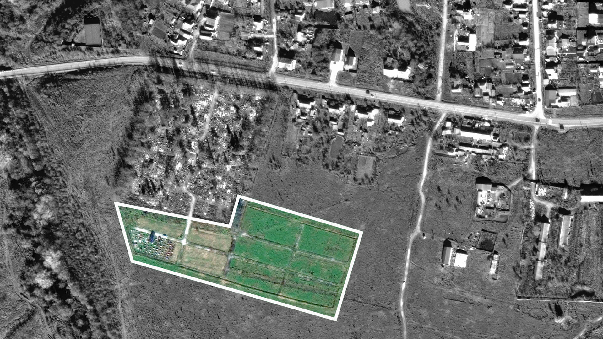 Satellite image of a cemetery in Bakinskaya from November 2021, showing a series of vacant plots and a few dozen headstones