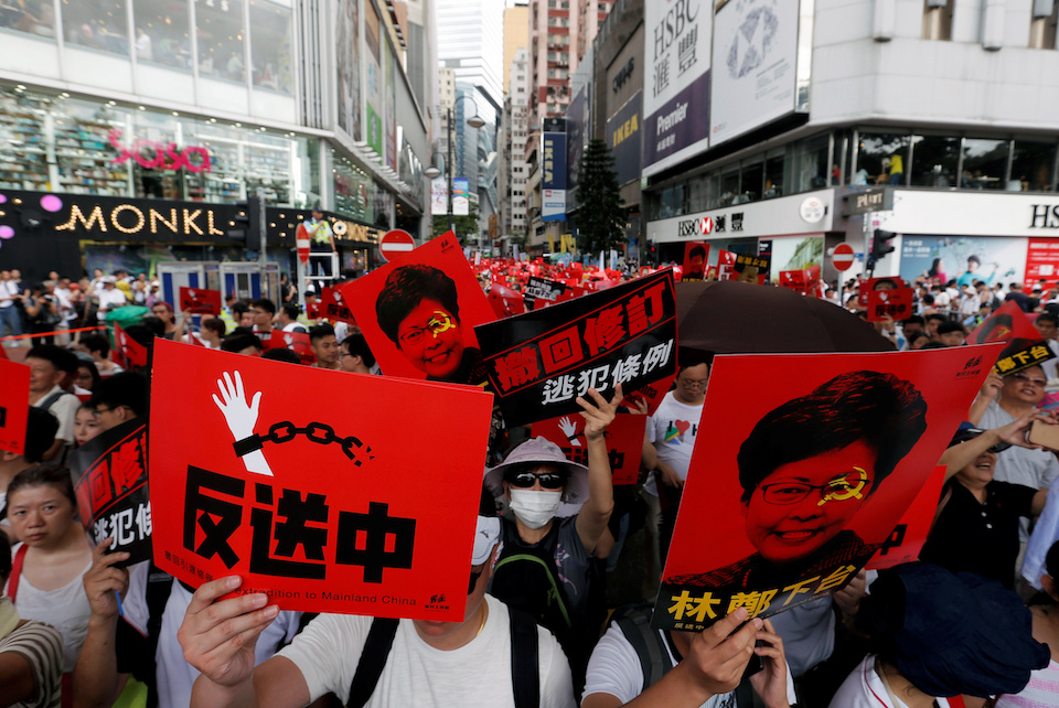 香港群眾遊行期間舉起「反送中」標語（9/6/2019）