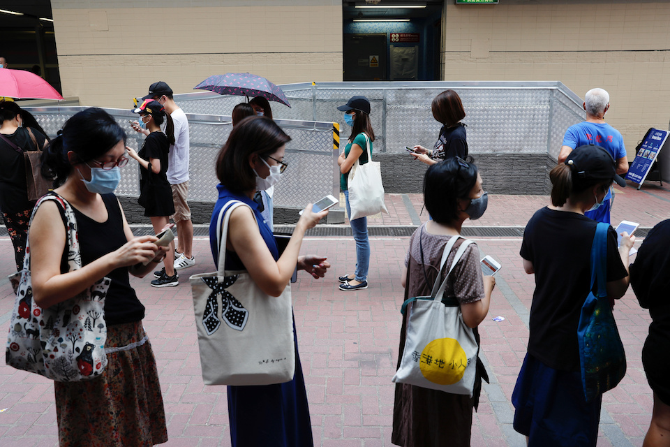 香港民主派立法會初選某投票站附近大批民眾排隊等候投票(11/7/2020)