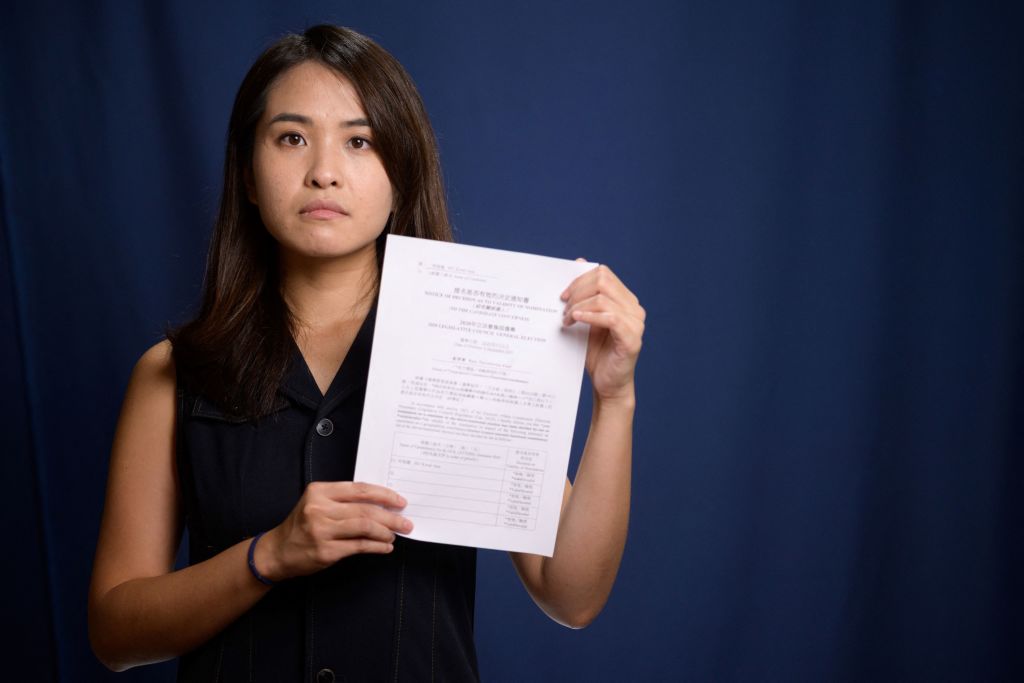 何桂藍展示她被立法會選舉主任裁定提名無效的通知書（4/8/2020）
