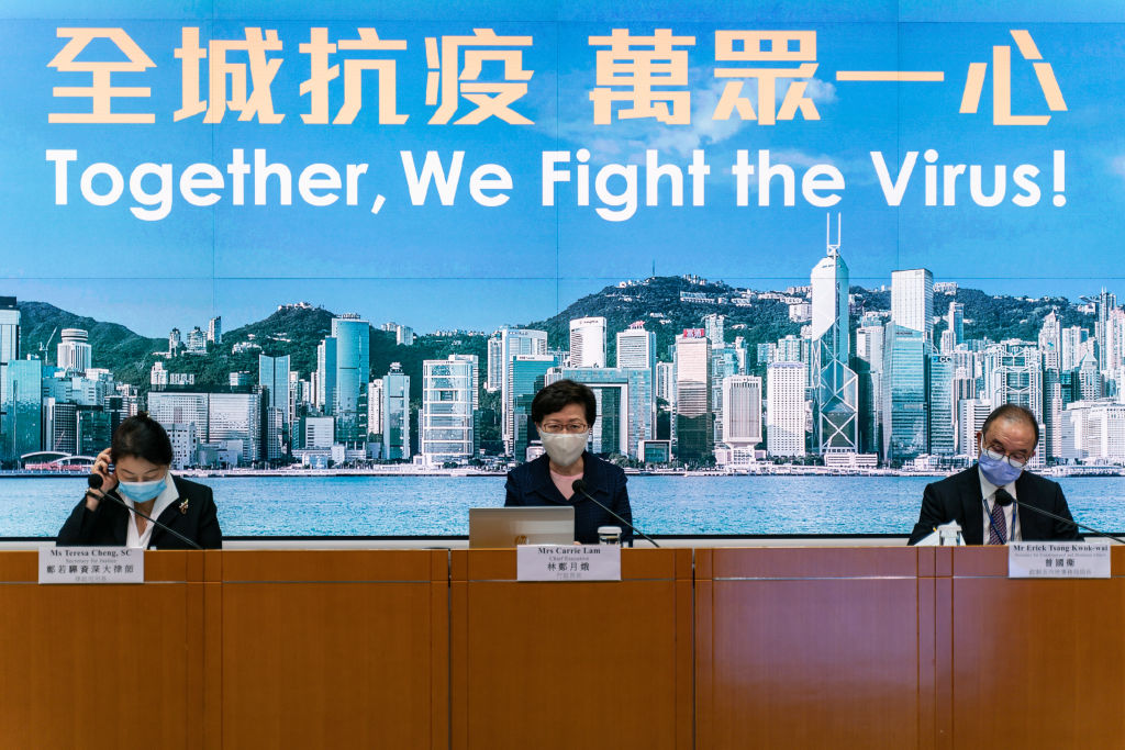林鄭月娥（中）率領中國香港特區政府官員宣布推遲立法會選舉與其他新冠病毒病防疫政策（31/7/2020）