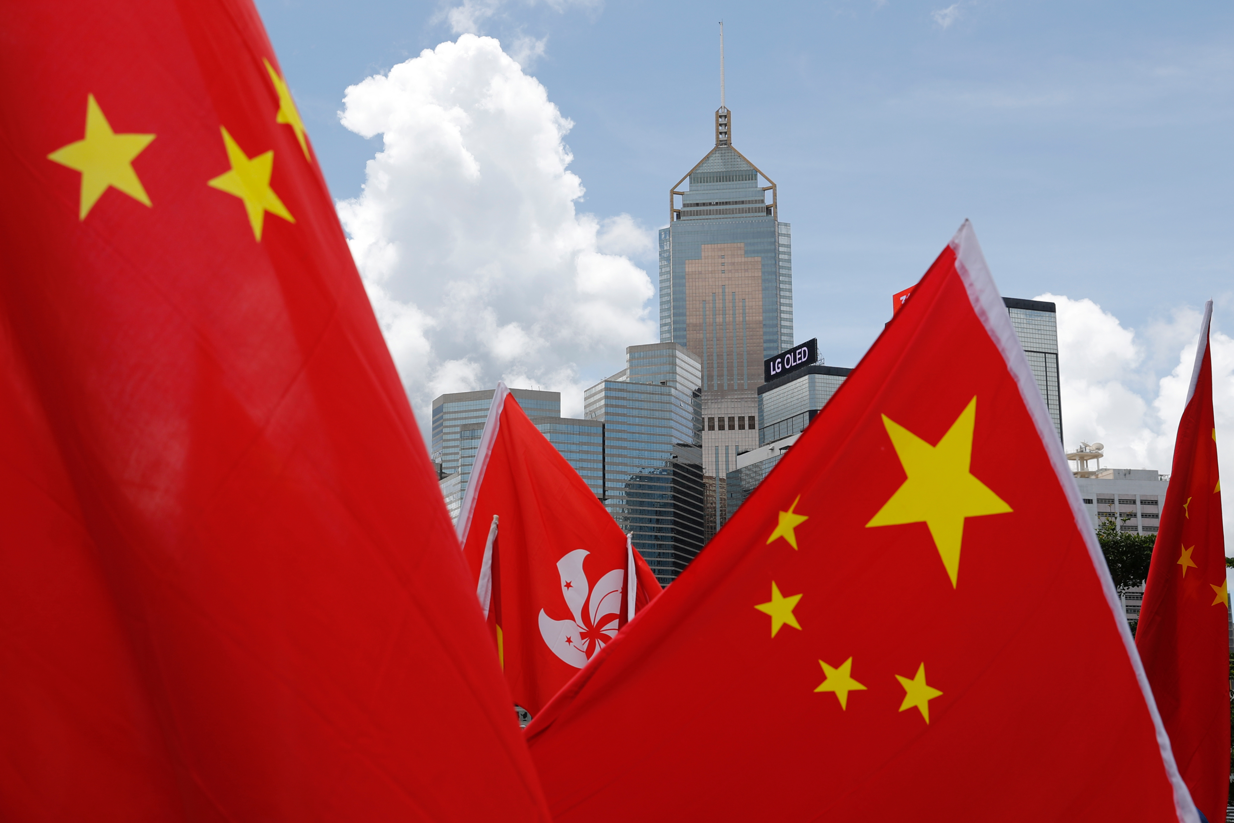 香港親中共建制派群眾在特區政府總部外添馬公園內舉起多面中國國旗與香港區旗慶祝頒布《香港國安法》（30/6/2020）