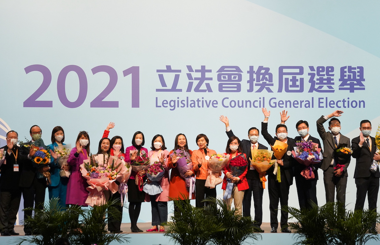 新當選中國香港特區立法會議員的女參選人在選舉新聞中心主舞台上合照留念（20/12/2021）