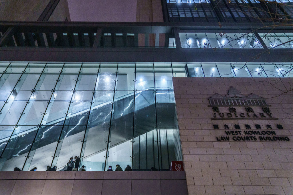 中國香港特區西九龍裁判法院內「47人案」被告人支持者徹夜留守等候保釋聆訊結果（3/3/2021）