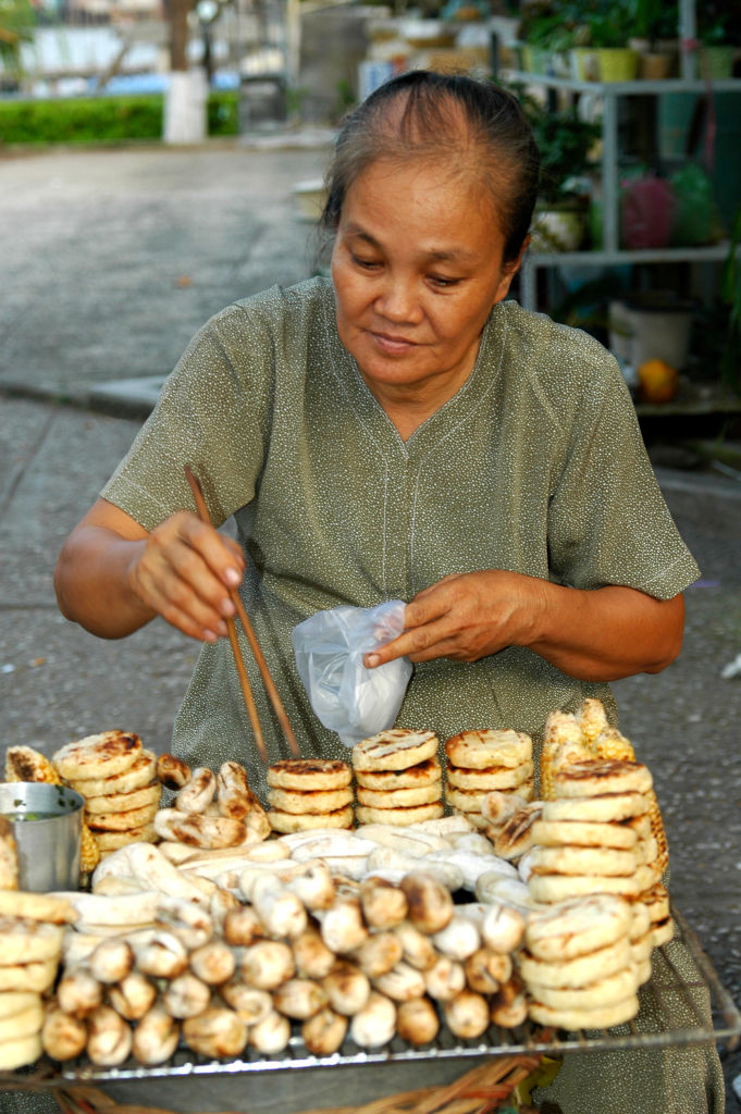 Một phụ nữ bán chuối nướng ở Cần Thơ năm 2004