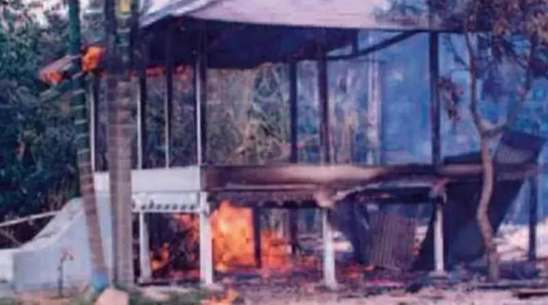 Rumoh Geudong dibakar masa pada 1998.