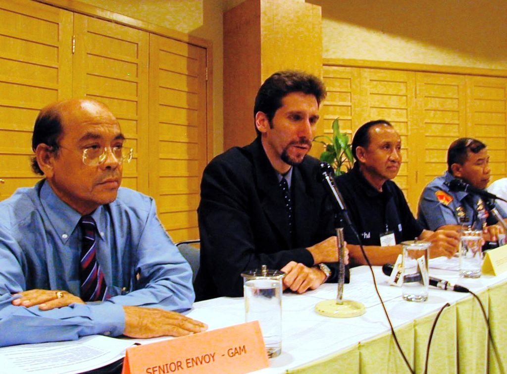 Jumpa pers pimpinan LSM Henry Dunant Center, Henry Dunant (baju gelap), perwakilan GAM Sofyan Ibrahim Tiba (kiri) dan Safzen Nurdien, wakil pemerintah Indonesia, 2 Desember 2002 di Aceh.