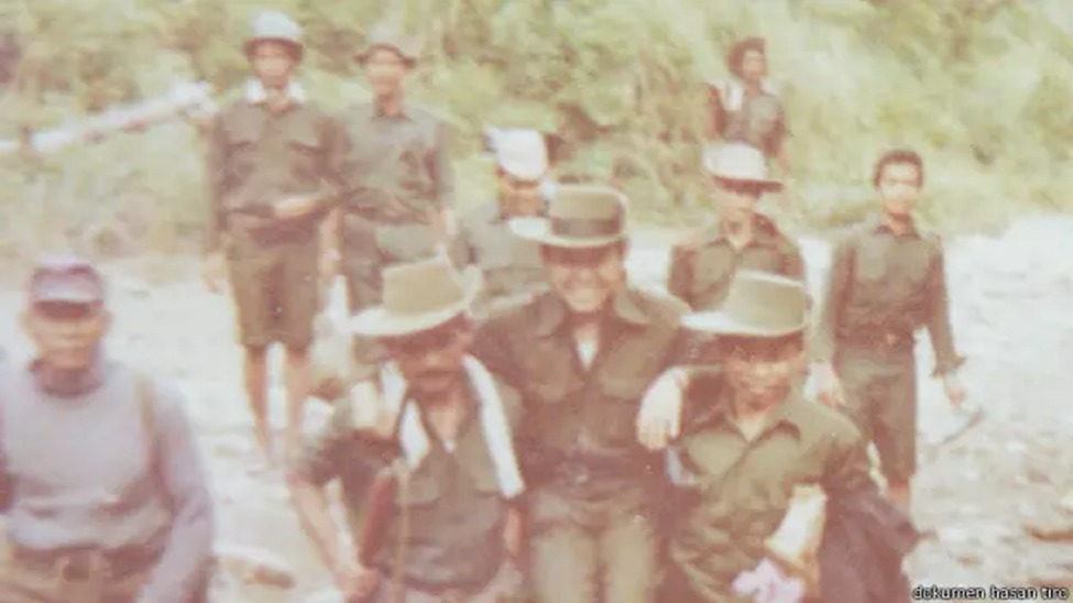 Pendiri GAM, Hasan Tiro, diabadikan saat bergerilya di pedalaman Aceh di tahun 1970-an.