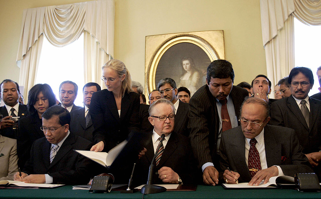 Menteri Hukum dan HAM Indonesia Hamid Awaludin (kiri) dan Ketua Delegasi Perunding Gerakan Aceh Merdeka (GAM) Malik Mahmud (kanan) dan Ketua Dewan Inisiatif Manajemen Krisis Finlandia Martti Ahtisaari di Helsinki, 15 Agustus 2005.