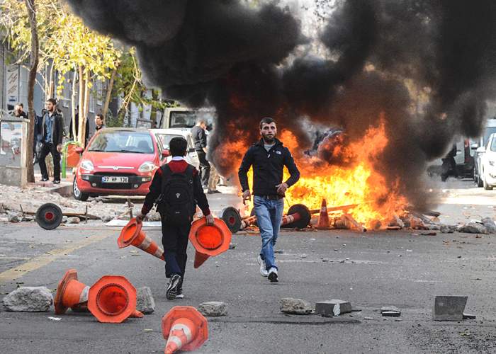 &amp;nbsp;Kurds clash with police in protest at curfews in DiyarbakirDecember 2015