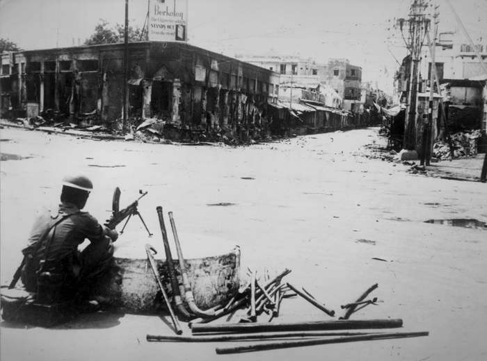 Soldier at the entrance to Paharganj bazaar during the Delhi riots(Getty Images)