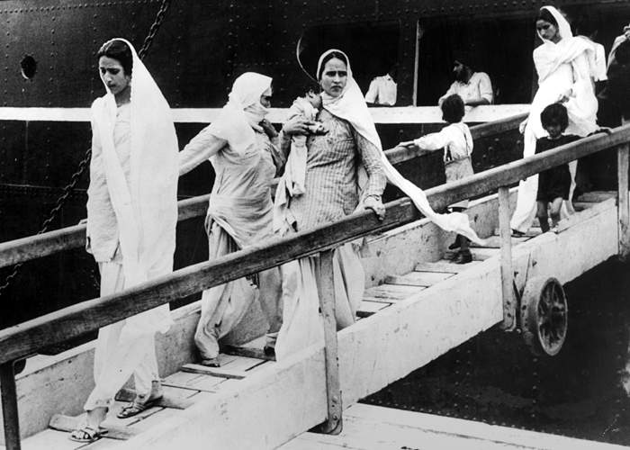 Hindu and Sikh women and children arrive at Bombay,&amp;nbsp;having travelled by sea from Pakistan(Getty Images)