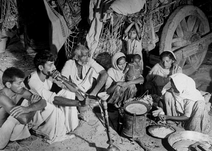 Resting on a journey to Pakistan
 during partition(Getty Images)