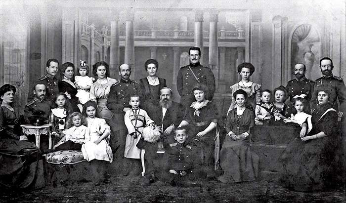 Retrato de la familia Belyaev hecho en Rusia. Cortesía: Familia Belyaev 