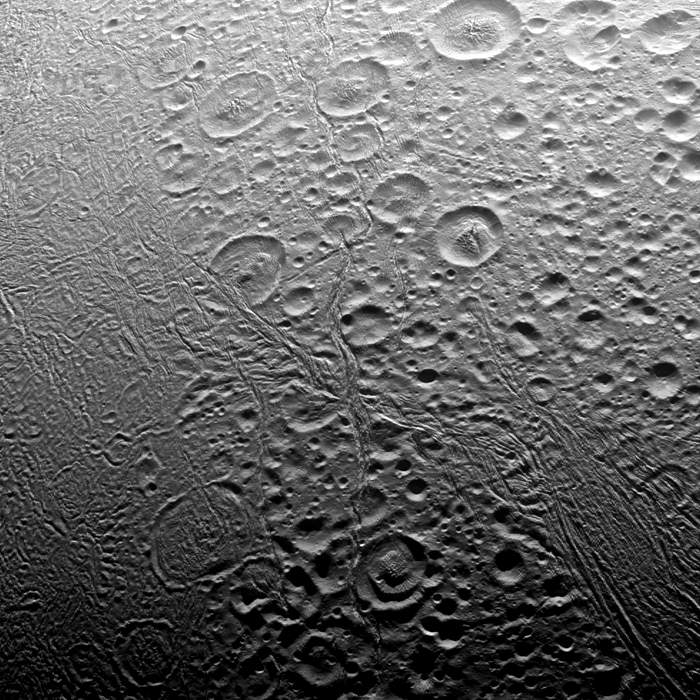 The surface of Enceladus seen by Cassini(Nasa)
