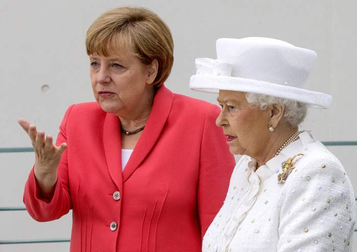 Merkel gives the Queen a tour of her offices, 2015