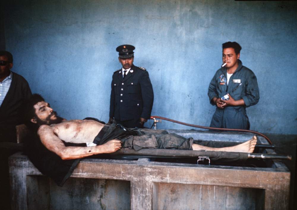 El cuerpo de Ernesto Che Guevara es expuesto en la escuela del caserío de La Higuera, en la provincia boliviana de Vallegrande. Su cadáver es enterrado junto a los de otros guerrilleros en una fosa común cercana, descubierta sólo en 1997. (MARC HUTTEN\/AFP\/Getty Images)