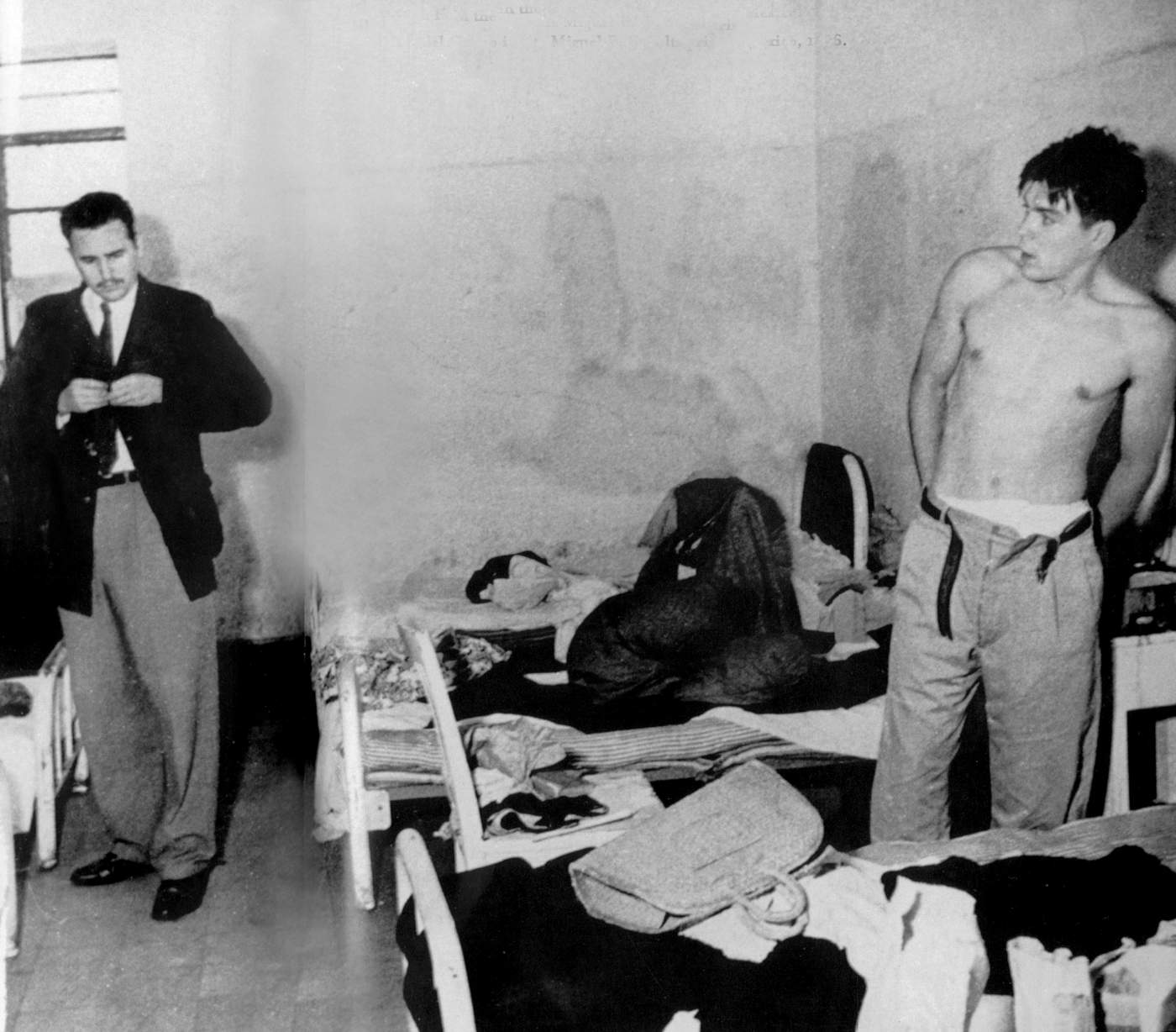 Fidel Castro y Ernesto Guevara son detenidos en verano de 1956 por preparar su expedición a Cuba. Esta foto es probablemente la primera que muestra a Castro y el Che juntos y es tomada en junio o julio de 1956 en la cárcel Miguel Schultz de la Ciudad de México. (Apic\/Getty Images)  Fidel Castro y Ernesto Guevara son detenidos en verano de 1956 por preparar su expedición a Cuba. Esta foto es probablemente la primera que muestra a Castro y el Che juntos y es tomada en junio o julio de 1956 en la cárcel Miguel Schultz de la Ciudad de México. (Apic\/Getty Images) 