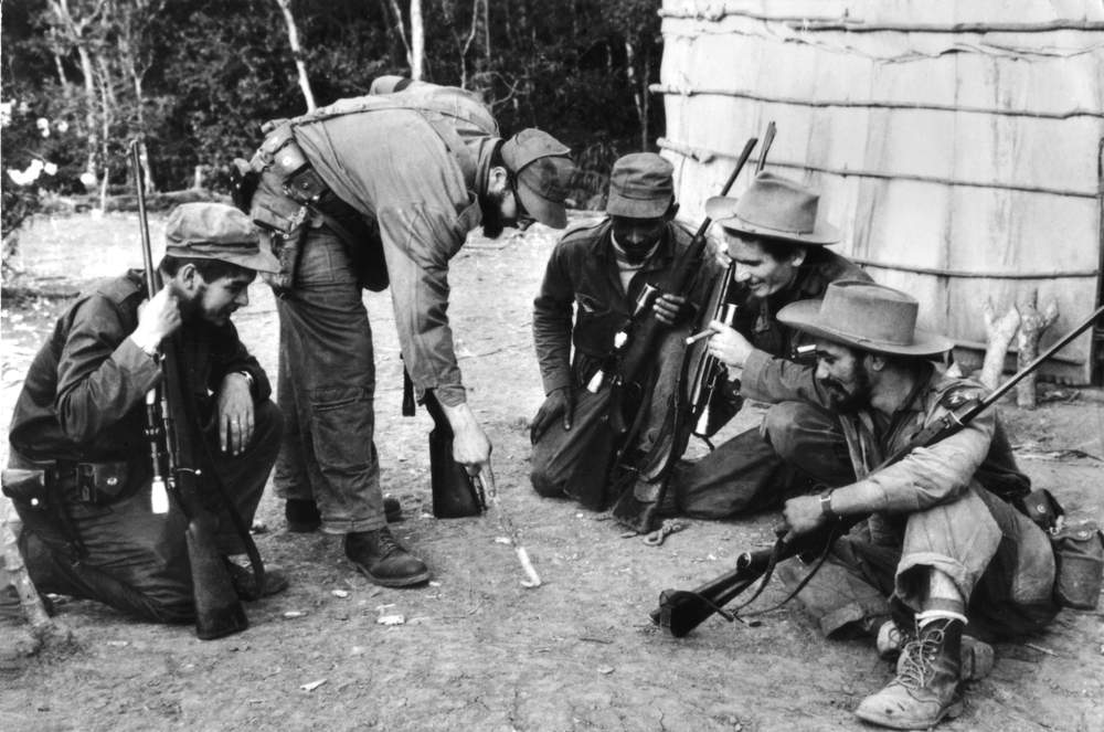 El Che y Fidel Castro rodeados de sus correligionarios en un campamento de Sierra Maestra. (Photo12\/UIG via Getty Images)&amp;nbsp;