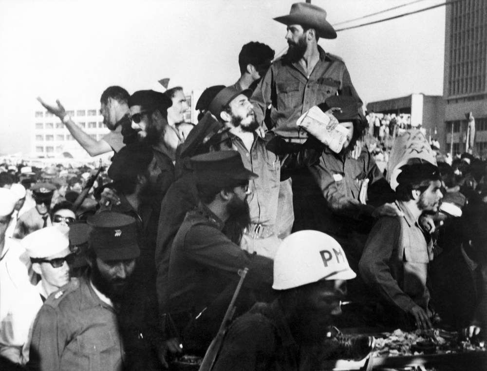 El 8 de enero de 1959 el Che, Fidel Castro, Camilo Cienfuegos y otros guerrilleros entran victoriosos en La Habana. (AFP PHOTO\/PRENSA LATINA)