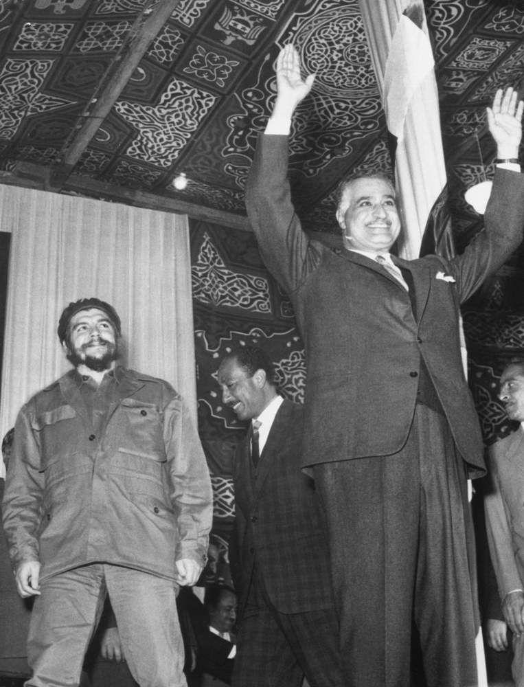 El Che y el presidente de Egipto, Gamal Abdel Nasser, impulsor del panarabismo y del socialismo árabe, se encuentran en más de una ocasión y se profesan respeto mutuo. (Getty Images)