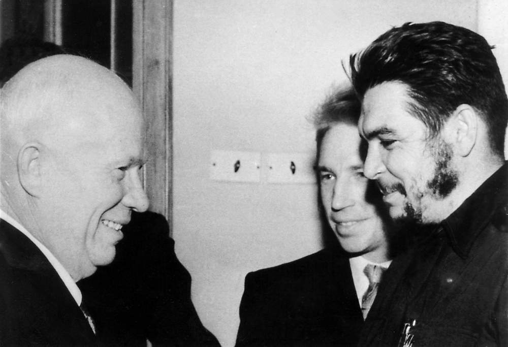El Che con Nikita Krushev, primer secretario del Partido Comunista de la Unión Soviética.(AGENCIA ESTADO\/AFP\/Getty Images)