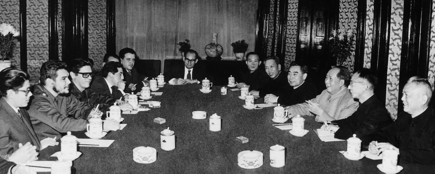 Ernesto Che Guevara en su gira por China se entrevista con el secretario general del Partido Comunista Chino, Mao Zedong. (Keystone-France\/Gamma-Keystone via Getty Images) Ernesto Che Guevara en su gira por China se entrevista con el secretario general del Partido Comunista Chino, Mao Zedong. (Keystone-France\/Gamma-Keystone via Getty Images)